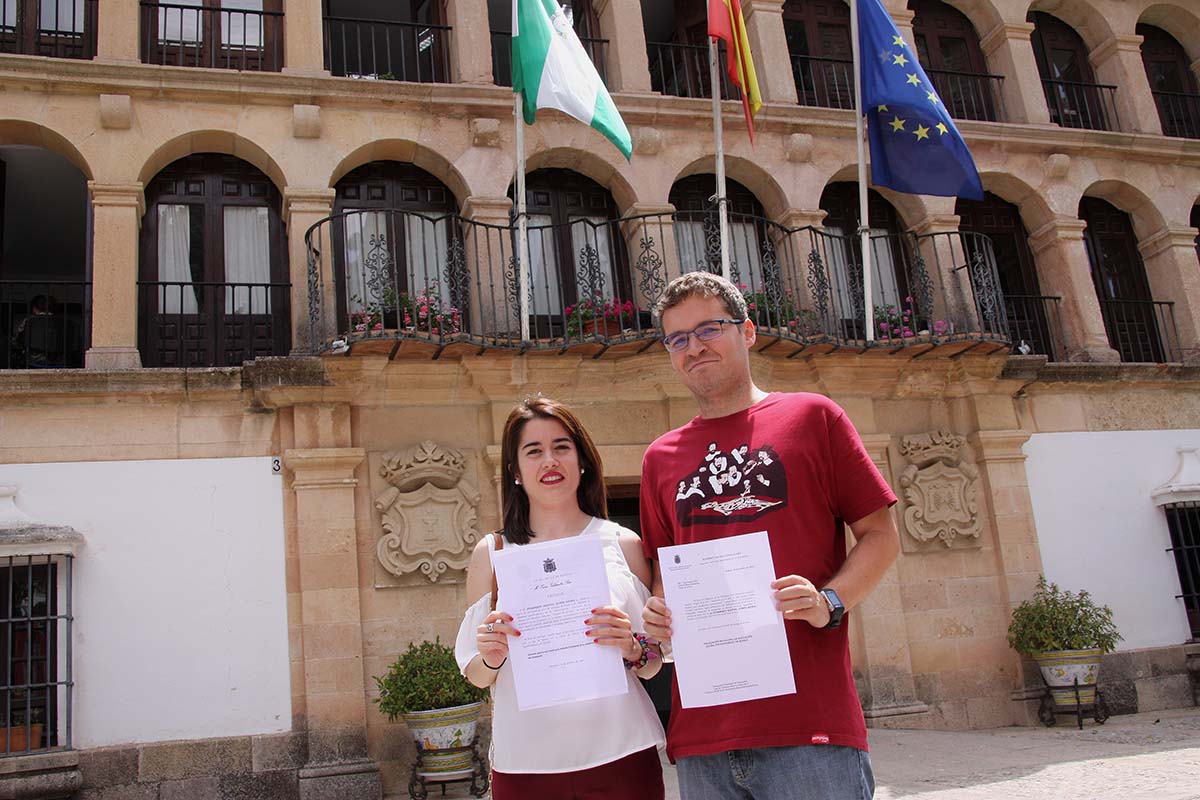 Humberto y Andrea son dos de los 16 estudiantes que llevan nueve meses esperando que les pague sus becas.