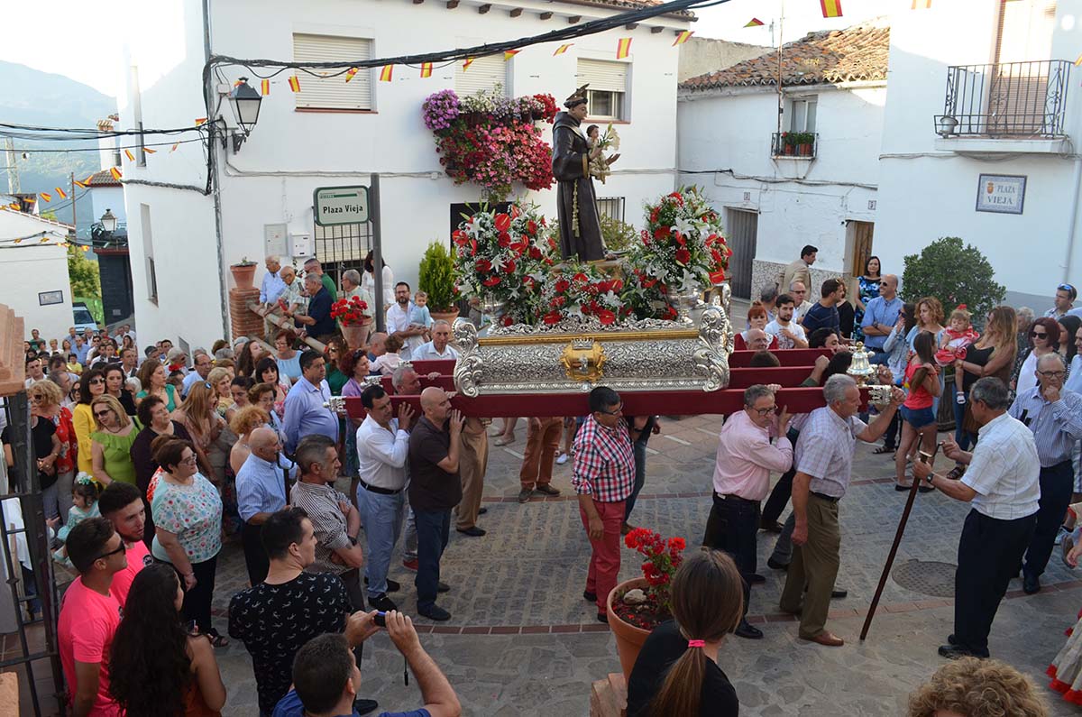 Procesión de San Antonio con la participación de numerosos vecinos.