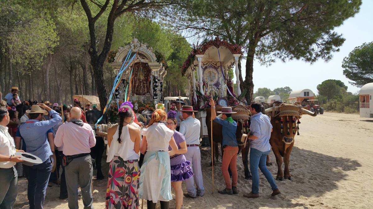 La Hermandad de Ronda en la Raya Real junto al Simpecado de Gelves.