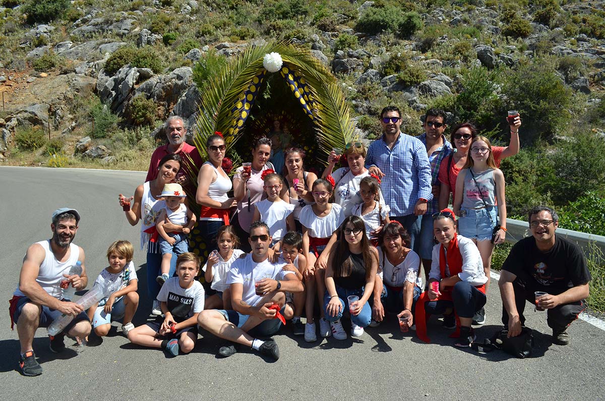 Los romeros de Parauta acompañaron a la Virgen que fue llevada en una carreta.