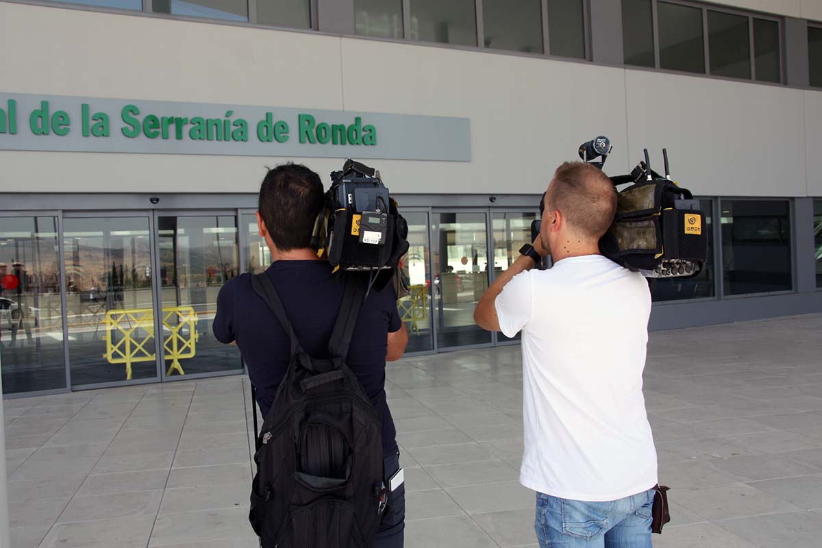 Al menos tres cadenas de televisión nacionales han desplazado hoy equipos hasta el Hospital de Ronda.