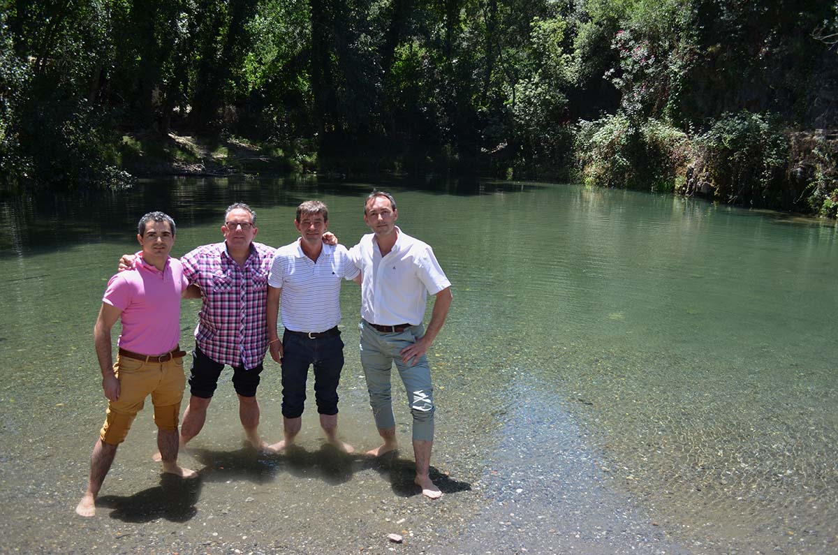 Los alcaldes de Genalguacil, Gaucín, Algatocín, y Jubrique dentro del río Genal.