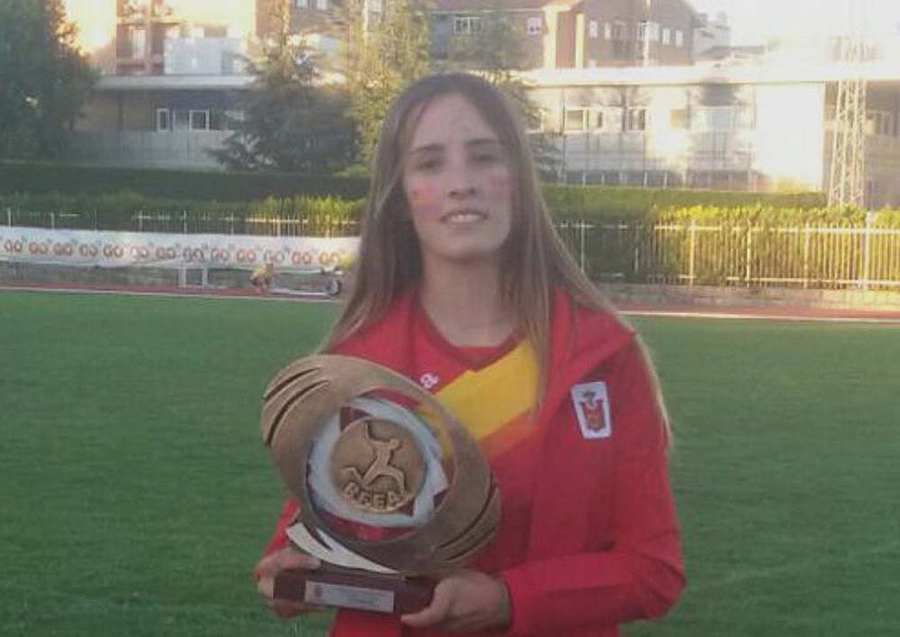 Ana Ramírez con el trofeo obtenido en la Copa Ibérica Juvenil.