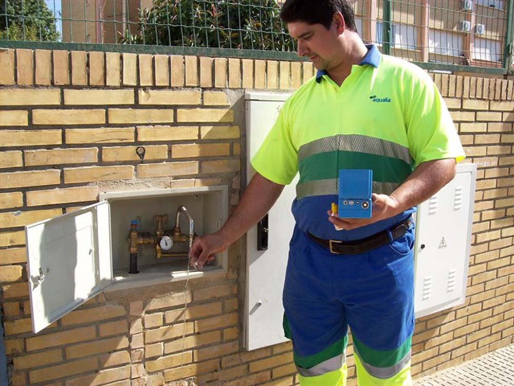Un empleado de Aqualia analiza el agua de forma oficial en un inmueble de Ronda.