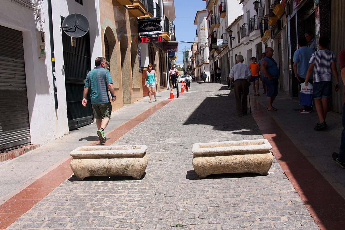 Tráfico ha situado dos maceteros para impedir que los coches entren en calle Espinel.