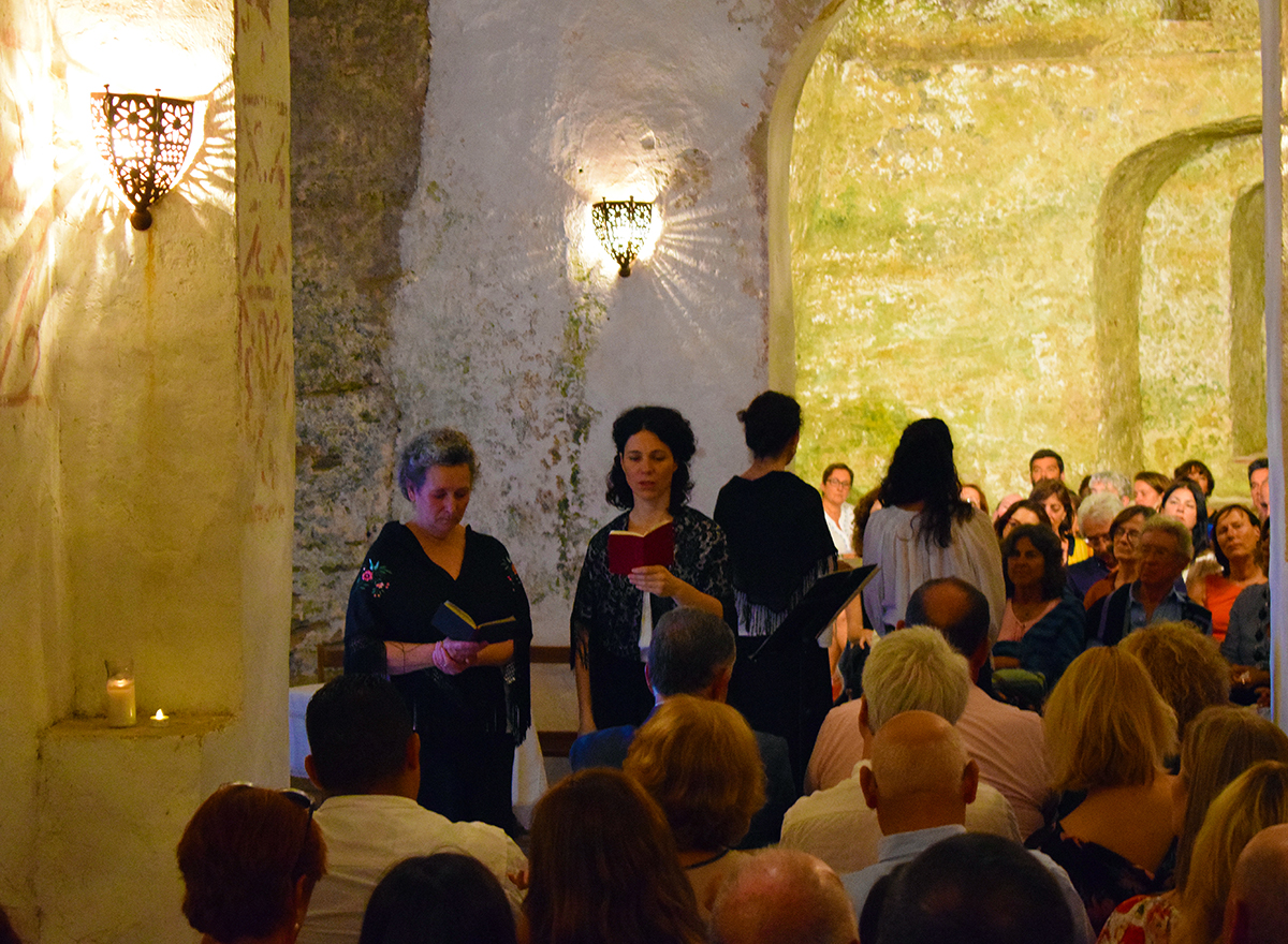 El grupo Cantaderas en su actuación en las Cuevas de San Antón.