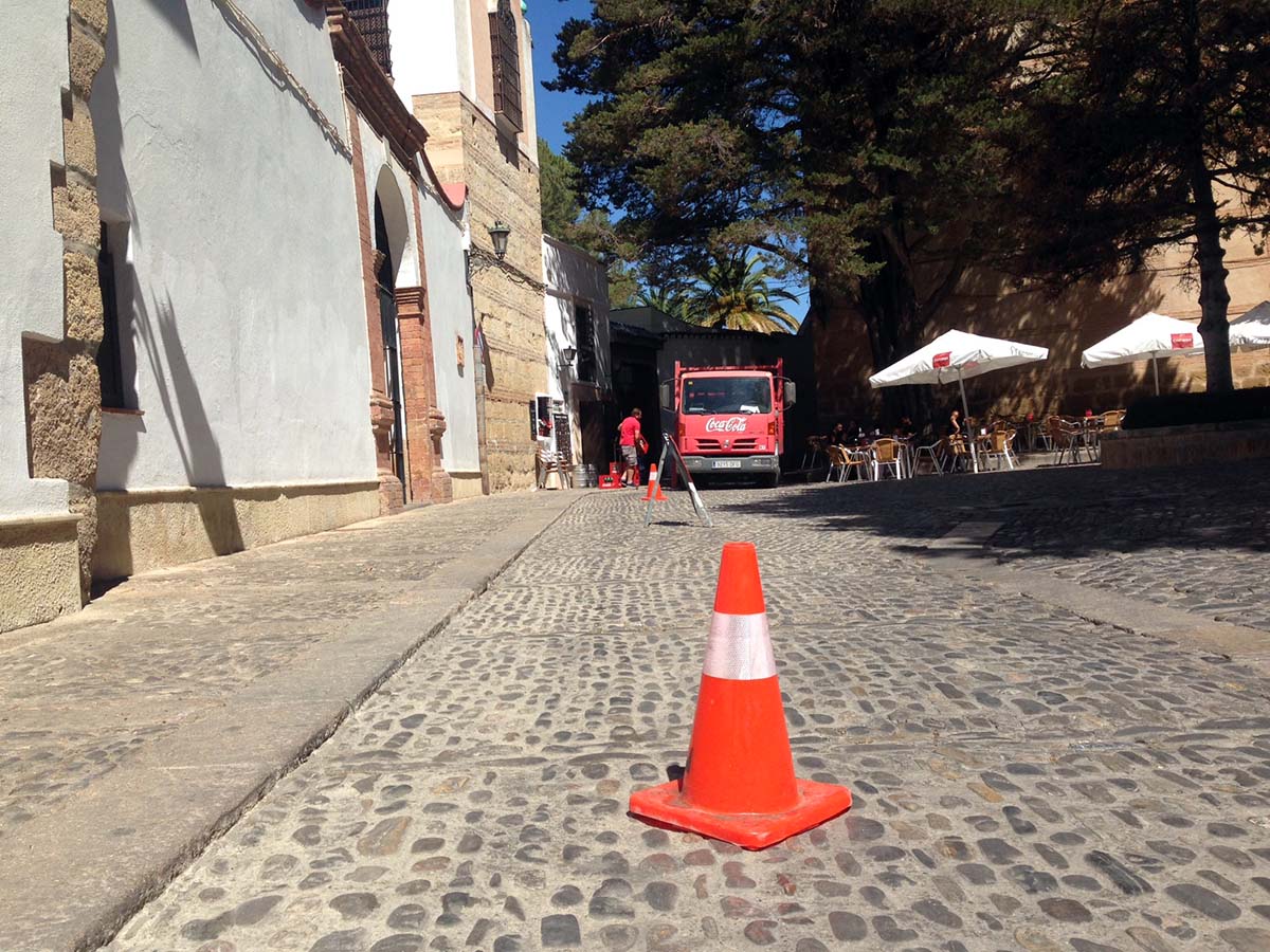 La carga y descarga ha sido regulada esta semana en la plaza Duquesa de Parcent.