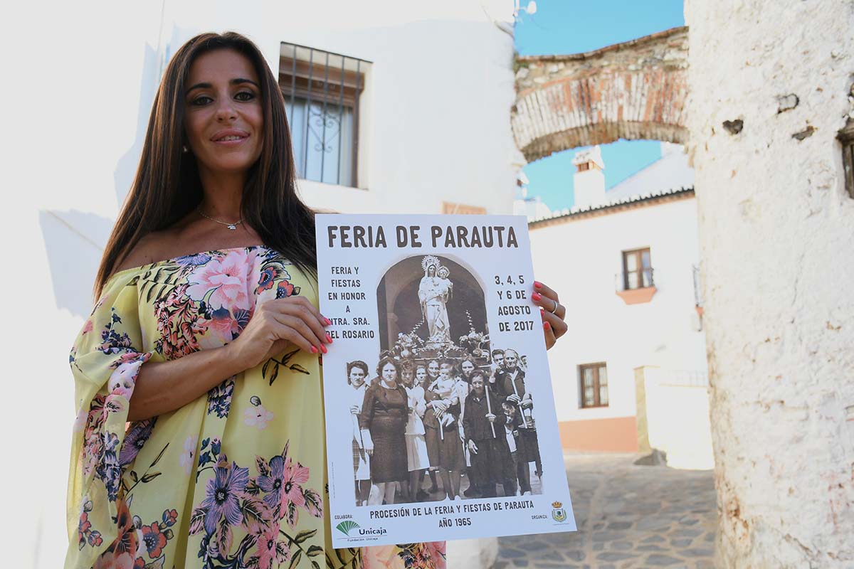 La concejal de Fiestas muestra el cartel anunciador de la Feria de este año.