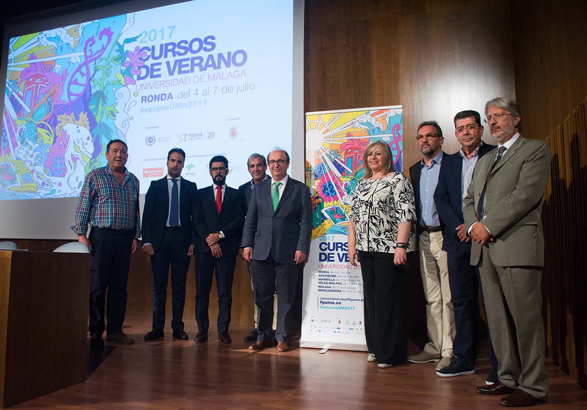Organizadores, patrocinadores y autoridades en la clausura de los Cursos de Verano de la UMA en Ronda.