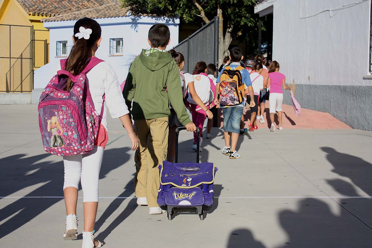 Estudiantes en la fila del colegio para entrar a clase.