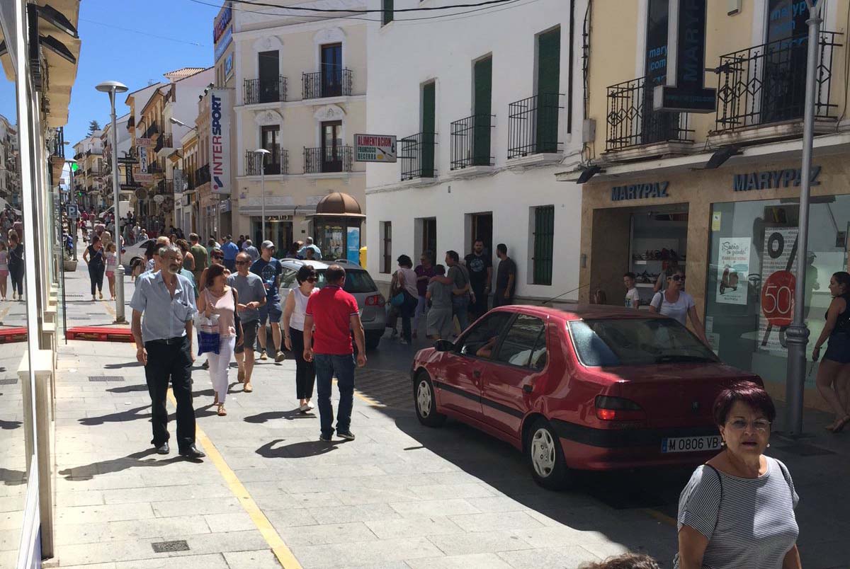 Dos conductores despistados en plena calle de La Bola tras entrar por la calle Monterejas. Foto Roberto Valiente.