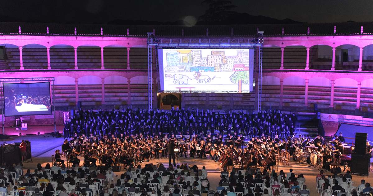 La plaza de toros se llenó de público para presenciar el concierto del Proyecto Luna.