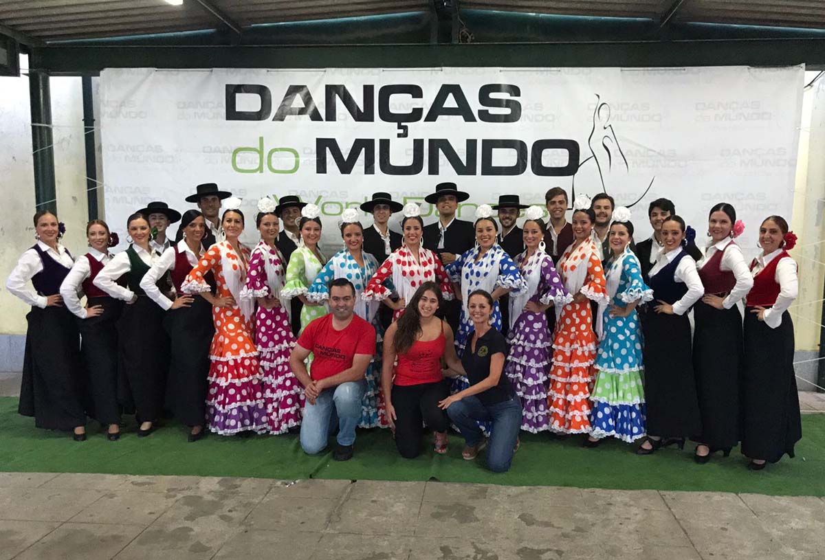 Los componentes de los Coros y Danzas de Ronda en el Festival de Portugal.