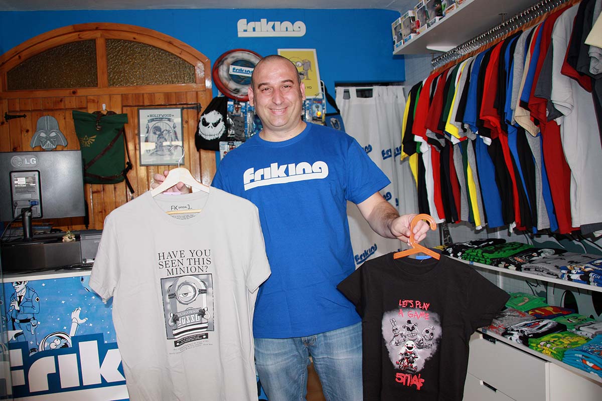Daniel González muestra algunas de las camisetas que están de moda.