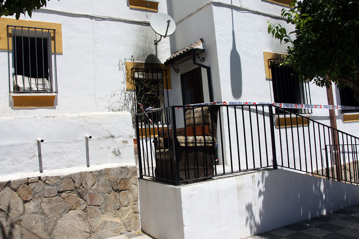 La vivienda ha resultado prácticamente calcinada.
