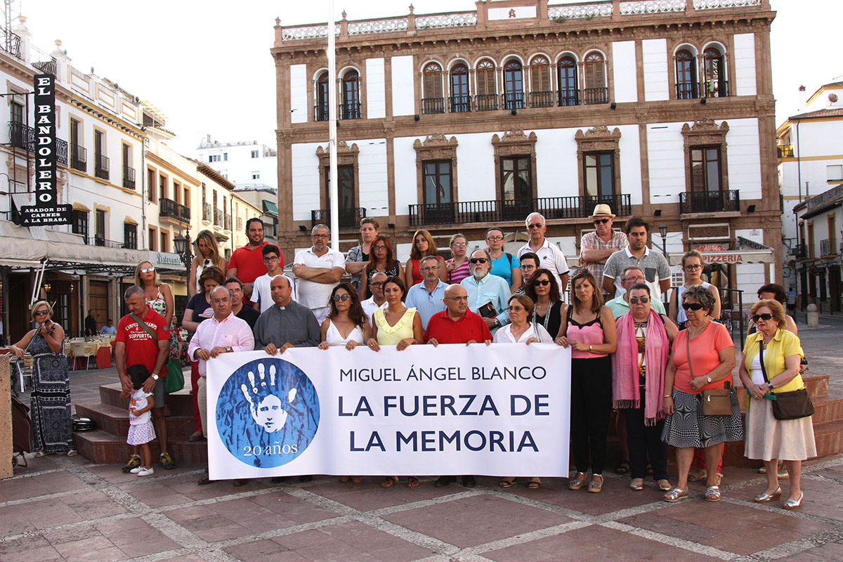 Se ha guardado un minuto de silencio mientras sonaba un violín.