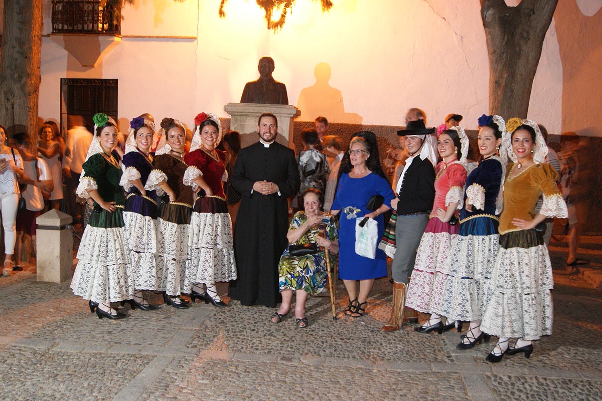 El sacerdote rondeño, tras la misa, con los Coros y Danzas de Ronda, con los que mantiene estrecha relación. Foto Antonio Bravo.