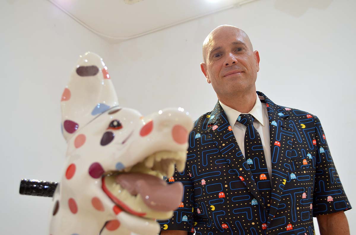 El artista malagueño Pepe Rodríguez junto a una de sus obras.