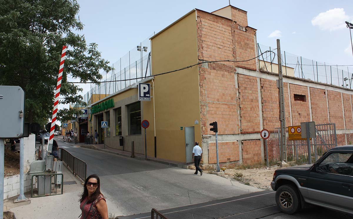 Numerosas personas y vehículos cruzan a diario el paso a nivel de El Fuerte.