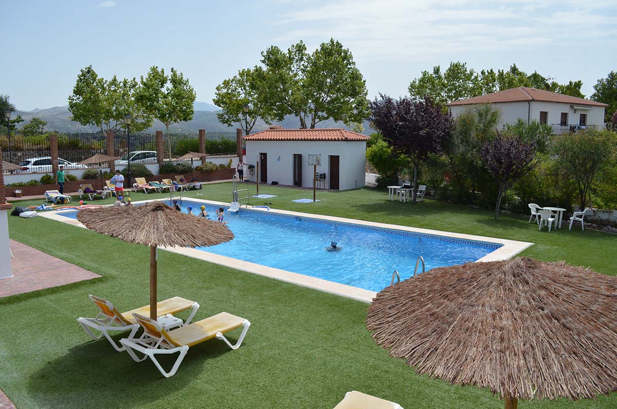 La piscina municipal de Cartajima da la bienvenida al verano con su campaña de natación