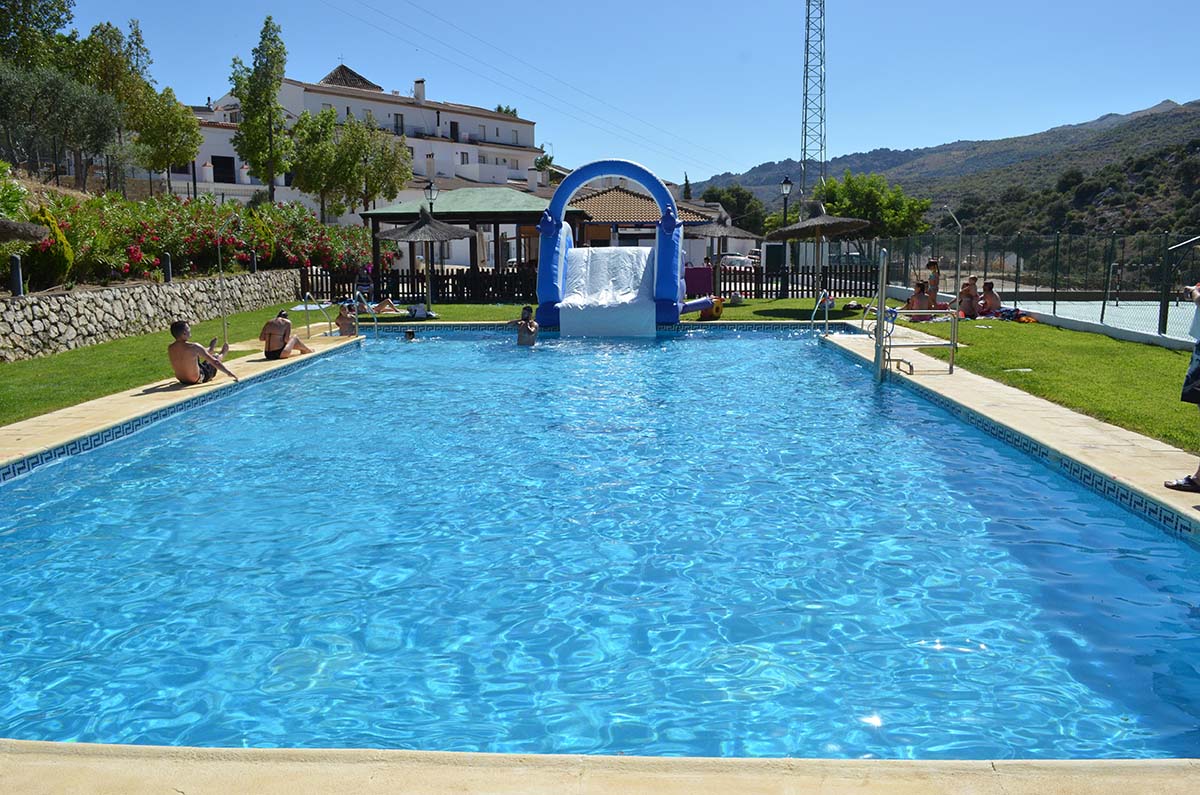 Piscina municipal de Parauta, en un paraje único.