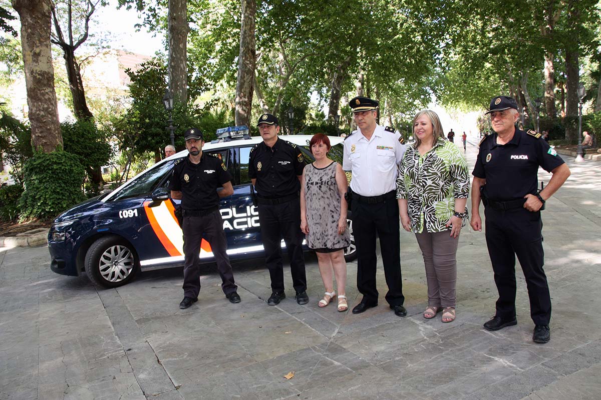 Mandos policiales y concejales rondeños en la presentación de la campaña.