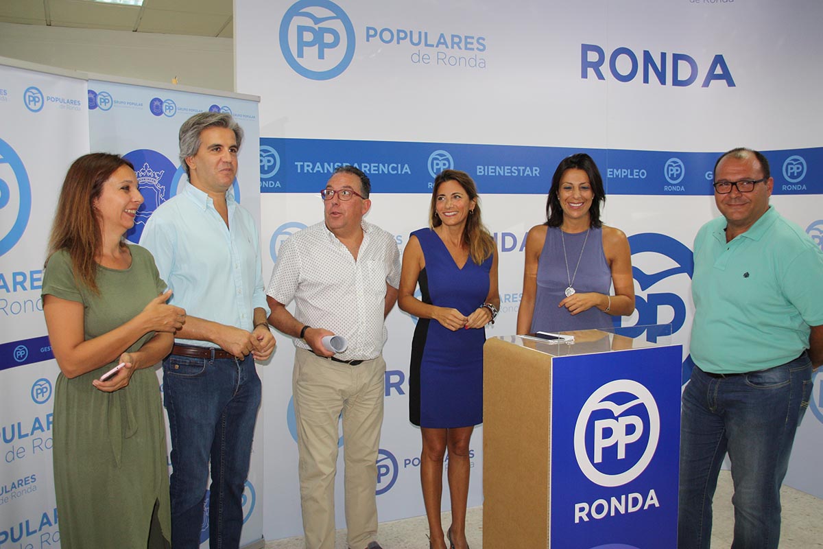 La diputada provincial Ana Carmen Mata con concejales de Ronda y el alcalde de Gaucín.