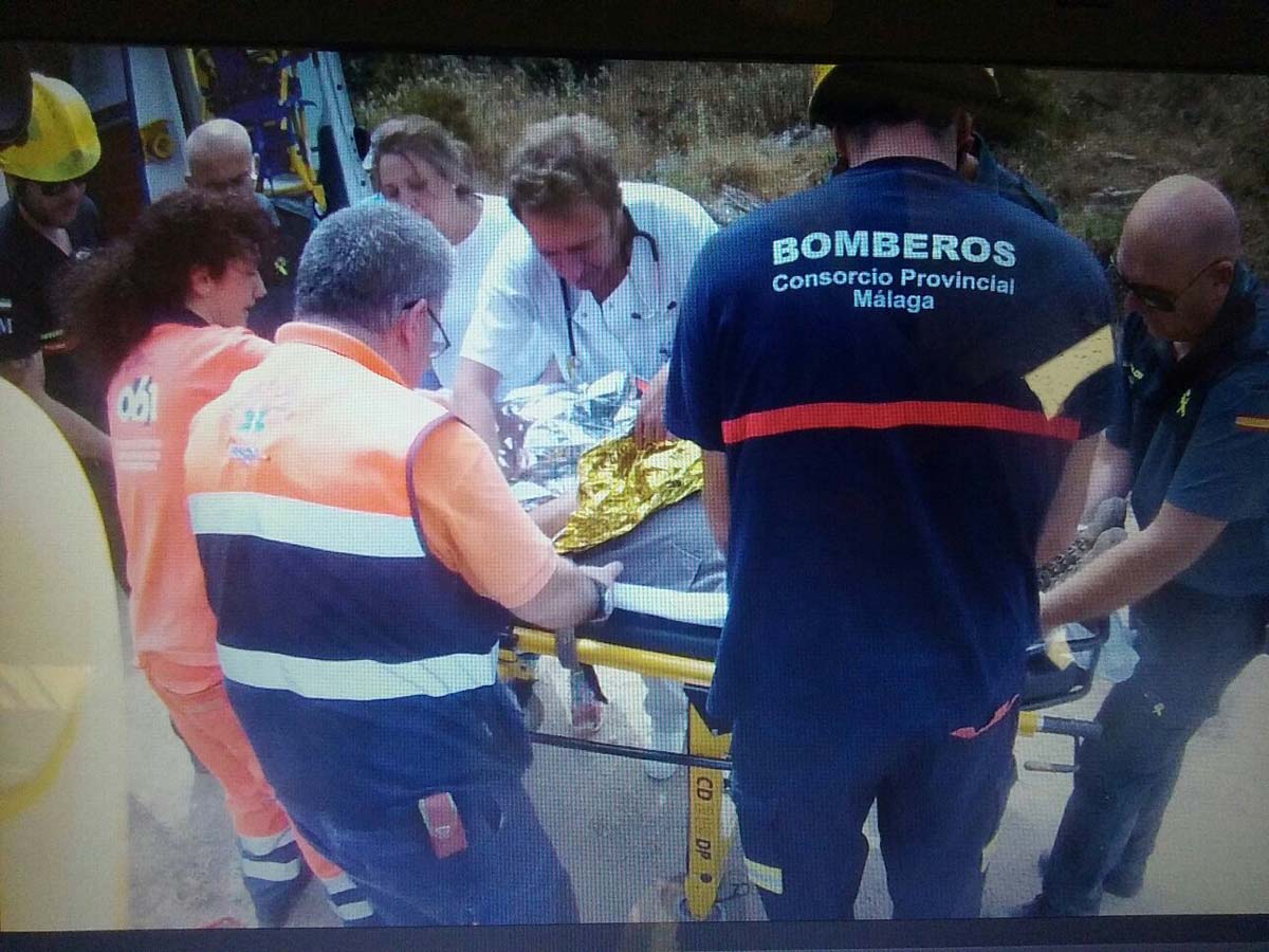 Rescatan con un helicóptero un hombre que se precipitó por un barranco cuando trabajaba en la saca del corcho en Cortes de la Frontera