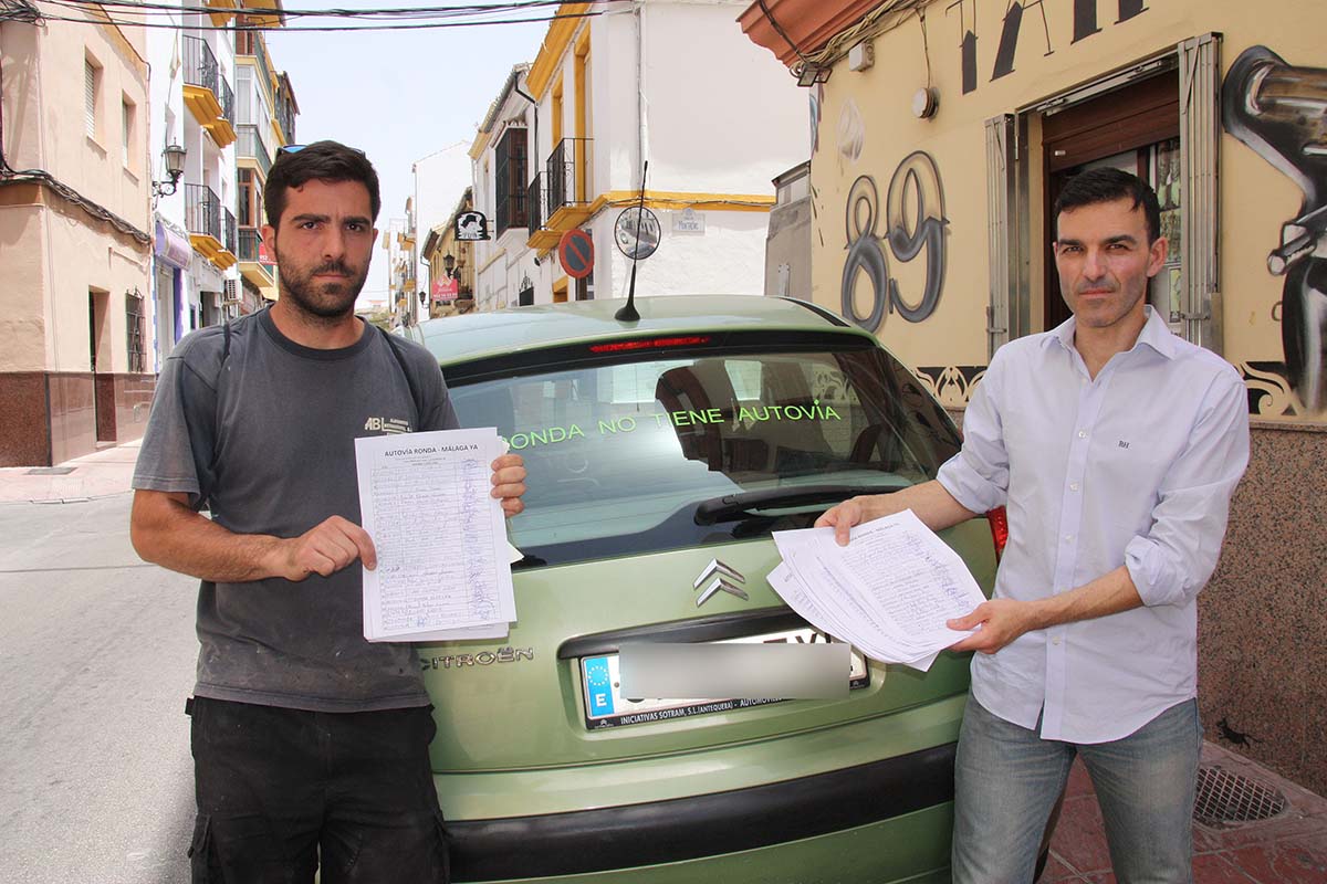 Pedro Porras y Bernardino Guerrero son dos de los rondeños que han iniciado esta campaña para pedir una autovía,