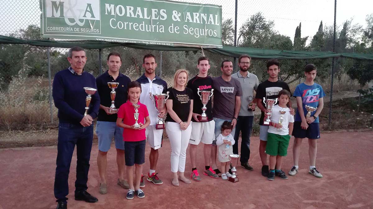 Los organizadores y los finalistas de las distintas categorías disputadas.