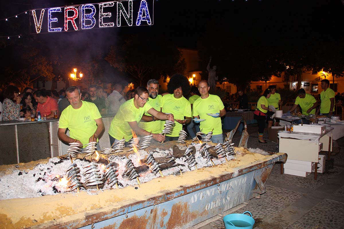 Miembros de la Asociación de Vecinos prepararon la espetá y la chorizá.