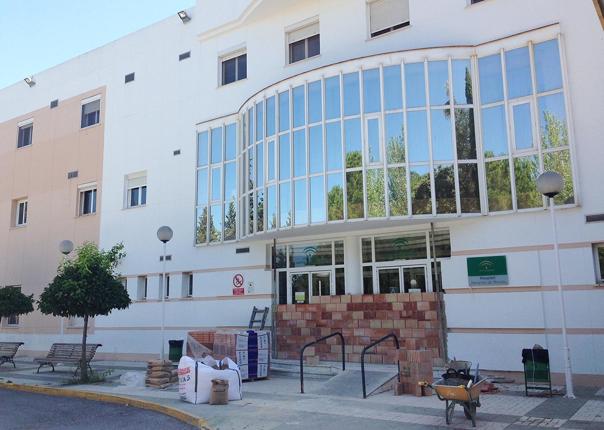 La puerta principal del antiguo hospital está siendo tapiada.