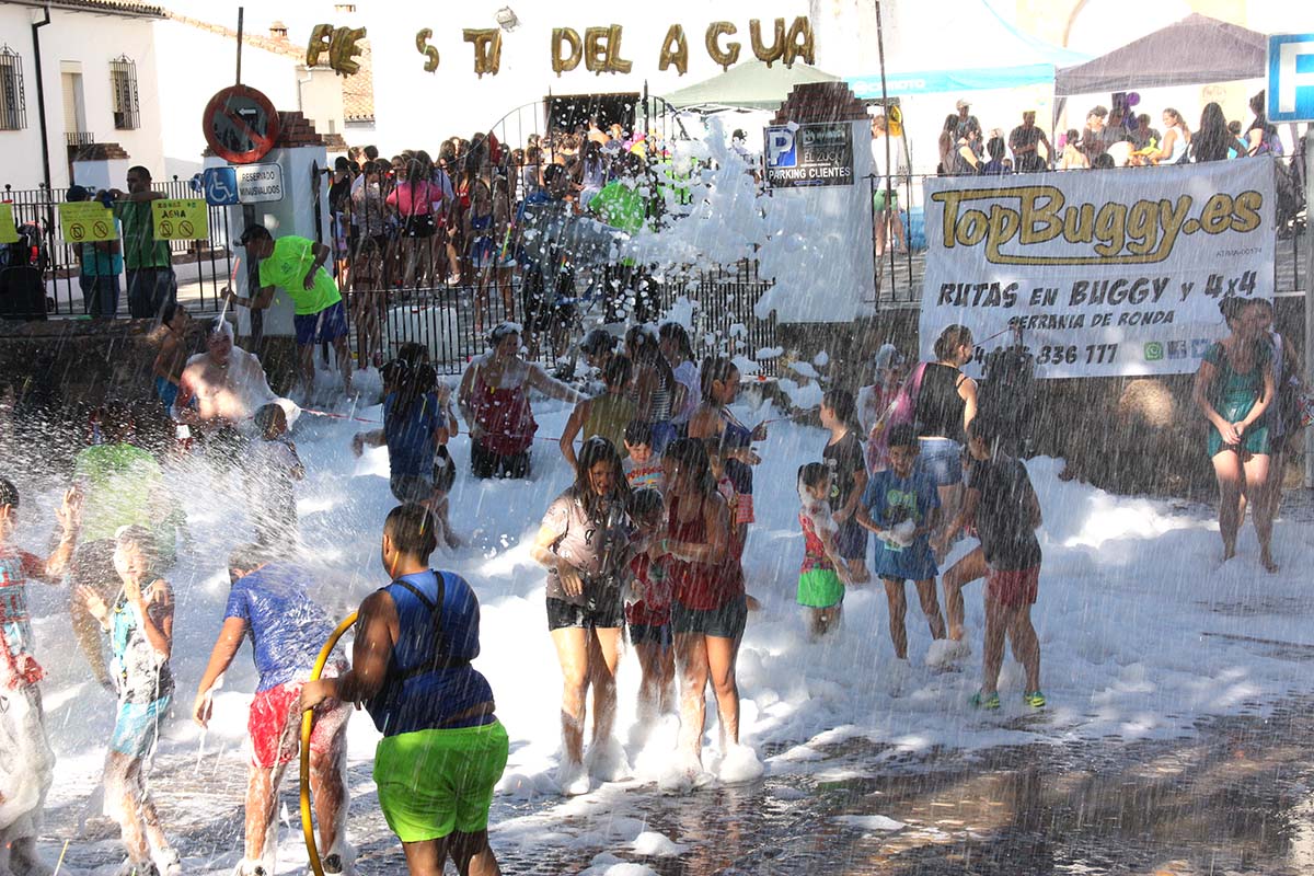Niños y mayores disfrutaron en la tarde del viernes con el agua en el Ruedo Alameda.