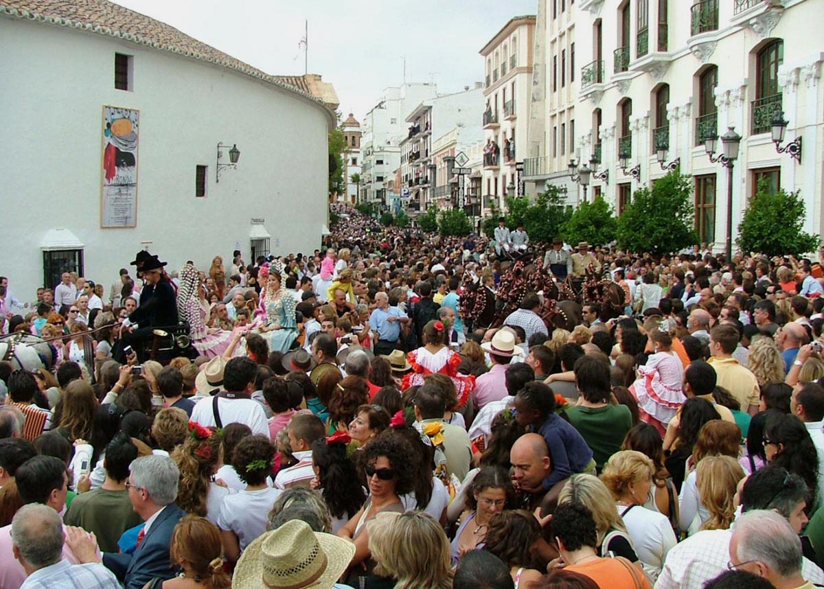Miles de personas se concentran fuera de la plaza de toros el día de la Goyesca.