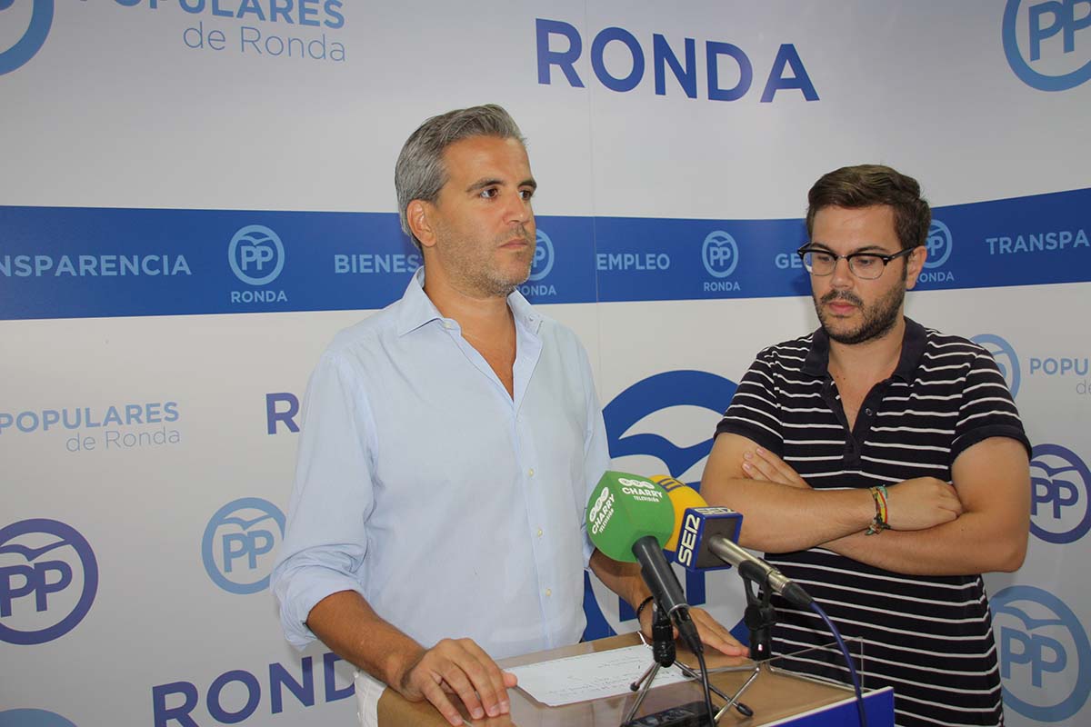 El concejal del PP y el presidente de Nuevas Generaciones en la rueda de prensa de hoy.