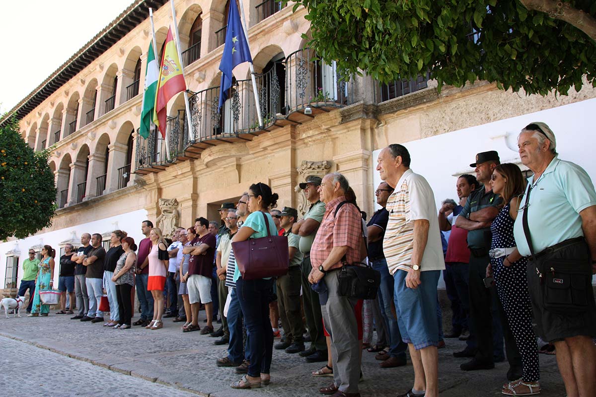Decenas de personas se han concentrado en las puertas del Ayuntamiento y han guardado cinco minutos de silencio.