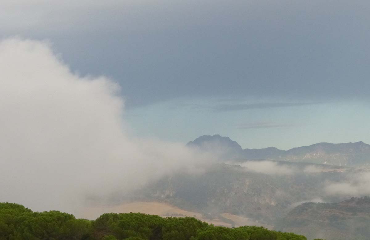 Nubes bajas sobre la Serranía en estos últimos días de agosto. Foto Andrés Rodríguez.