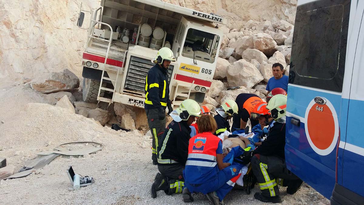 Los servicios sanitarios del 061 y los bomberos auxilian al trabajador accidentado.