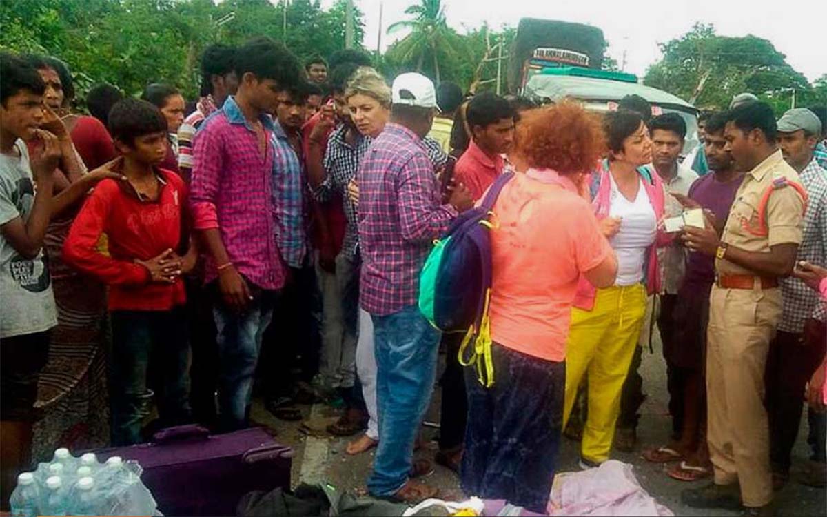 Imagen tomada momentos después del accidente en India cuando cooperantes rondeñas hablan con la policía. Foto RTVE