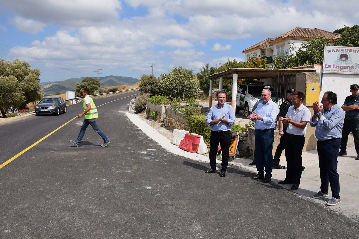 Responsables de la Junta de los ayuntamientos afectados en la carretera.