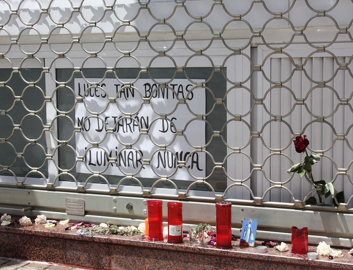Oración y velas en una vigilia en recuerdo de los tres cooperantes rondeños y del compañero de Granada. que murieron en el accidente.