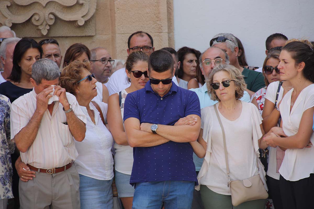Las muestras de cariño y solidaridad con los familiares han estado presentes durante toda la concentración de ciudadanos.