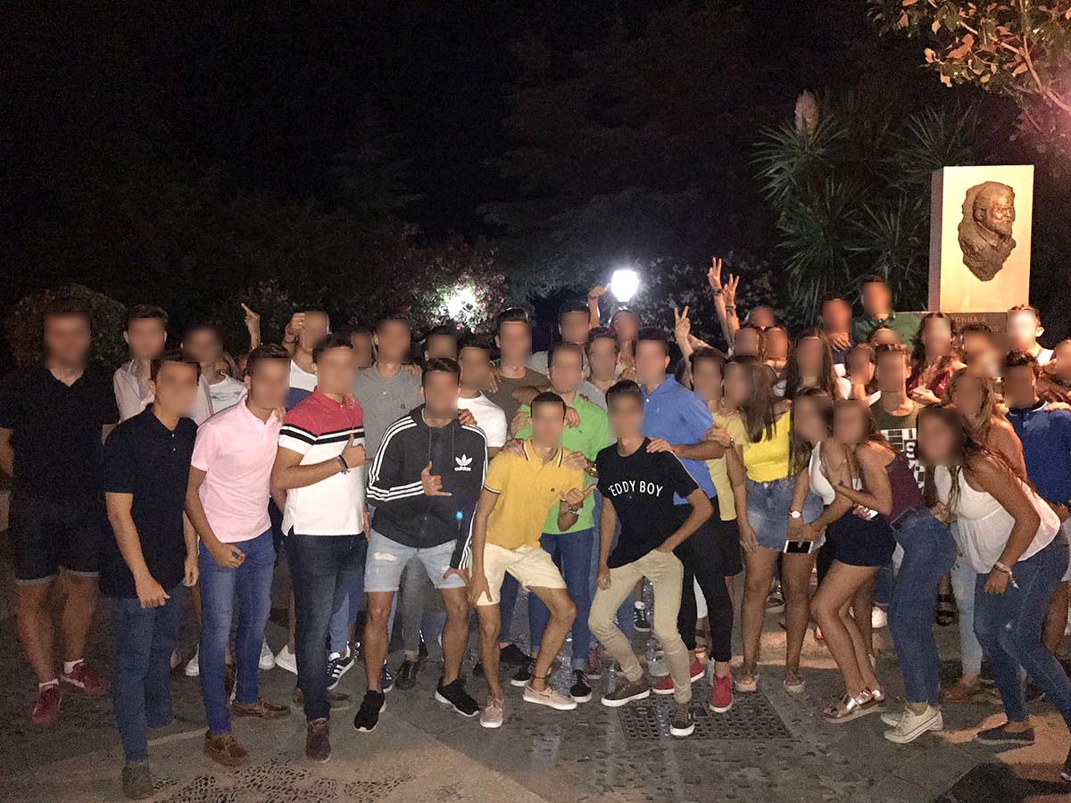 Numerosos jóvenes se concentraron en el paseo de Blas Infante anoche.