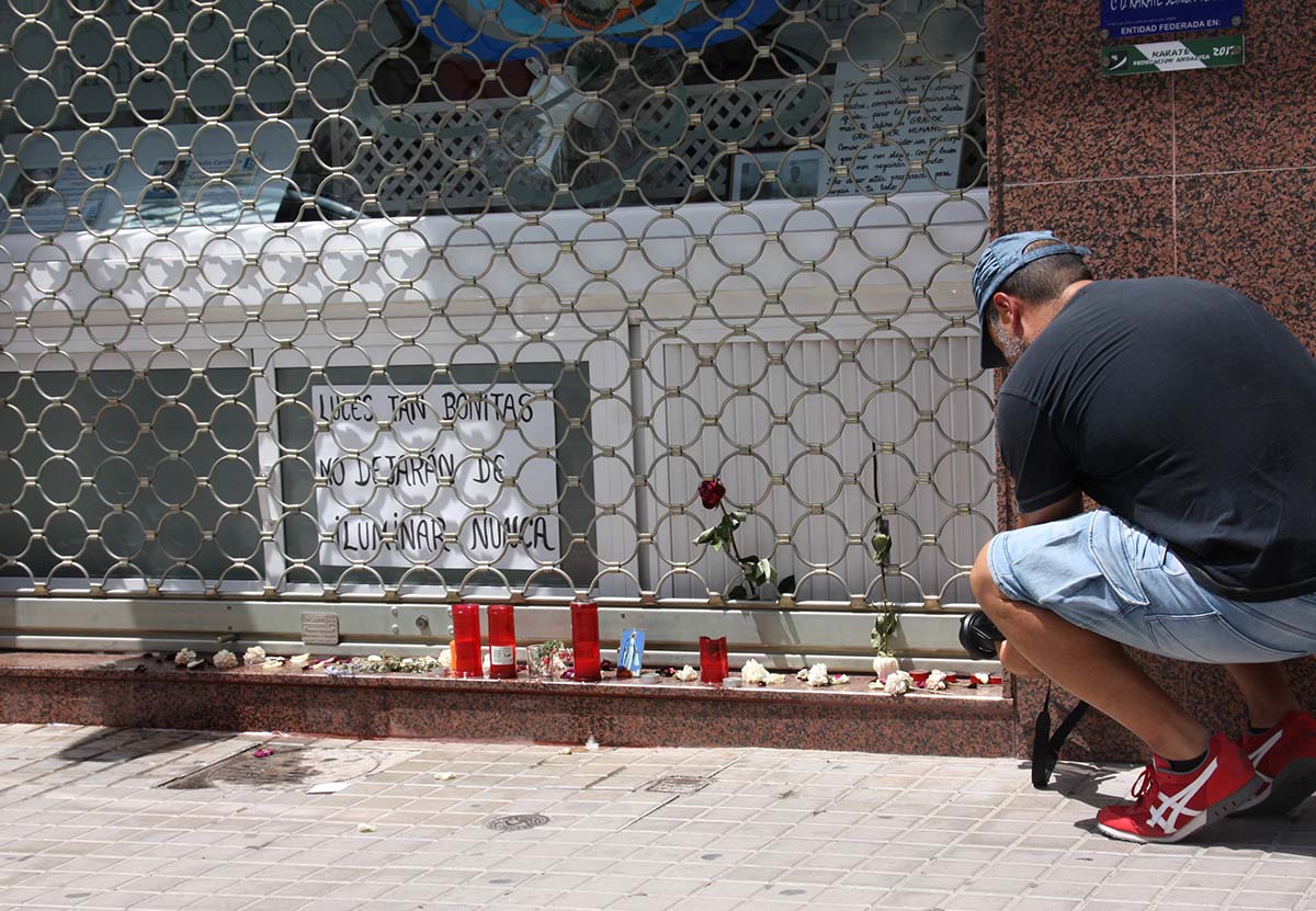 Un letrero en el Centro Baba recuerda a los fallecidos en el accidente en India.