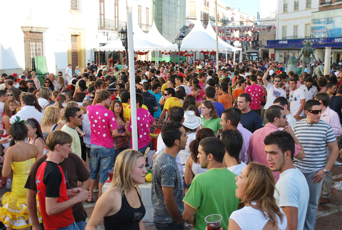 Imagen de archivo de jóvenes en la Feria del Centro de Ronda.