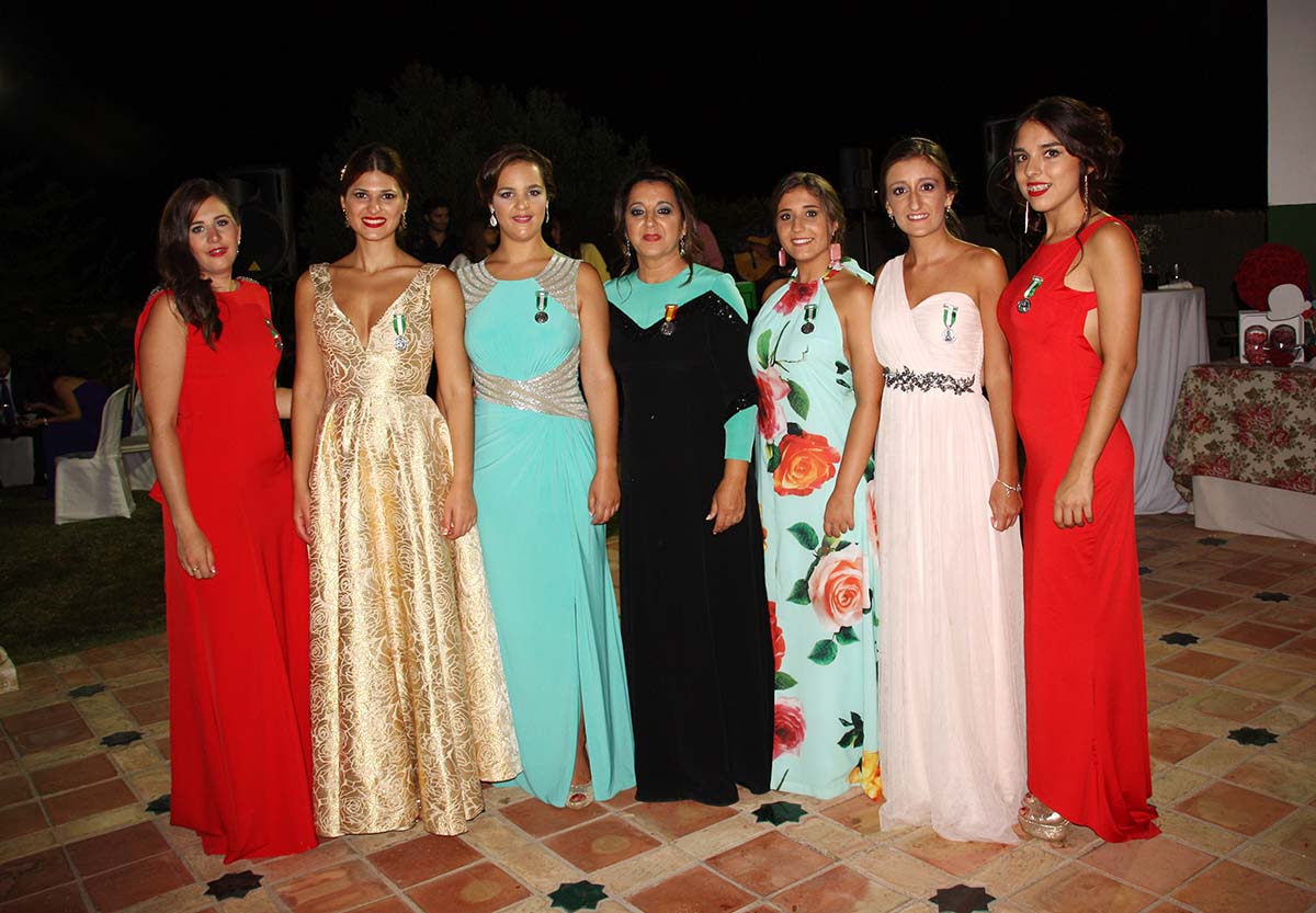La presidenta, junto a seis Damas Goyescas, durante el cóctel ofrecido esta pasada noche.
