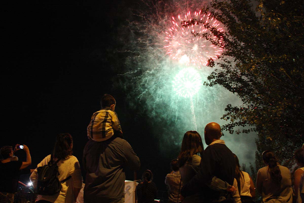Numerosos rondeños presenciaron los fuegos artificiales desde las inmediaciones del Real de Feria.