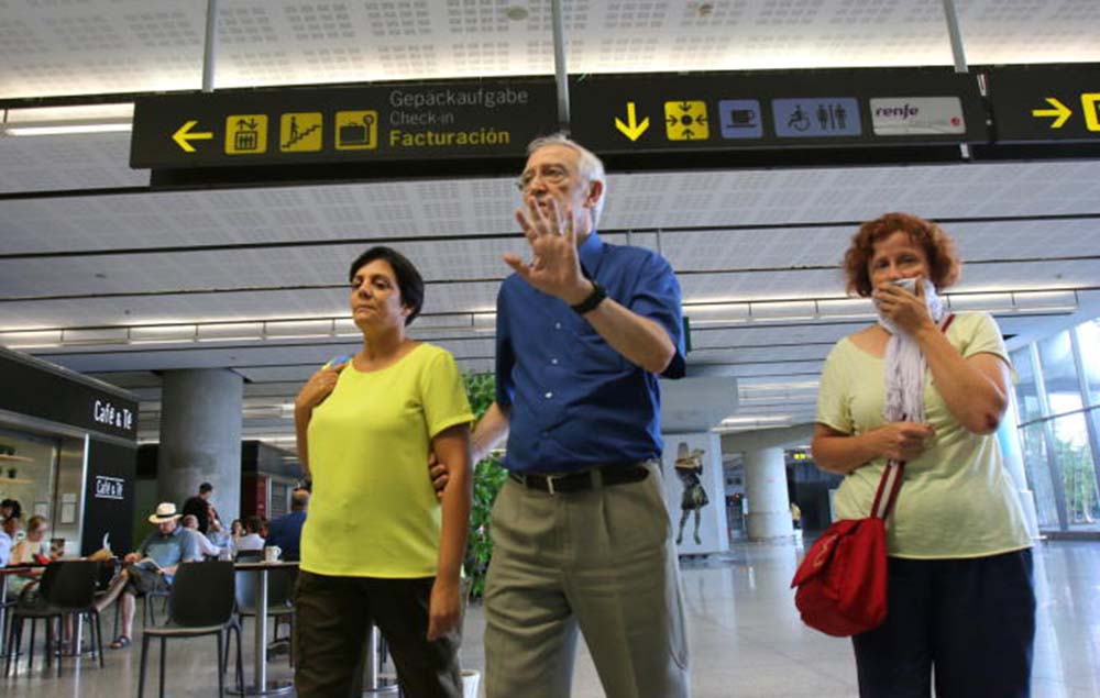 El director de la Fundación Vicente Ferrer junto a dos de las rondeñas heridas en el accidente ocurrido en La India.