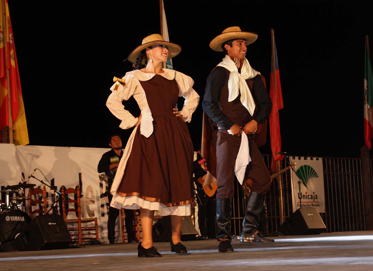 Dos de los bailarines del grupo de Perú en la actuación del viernes.