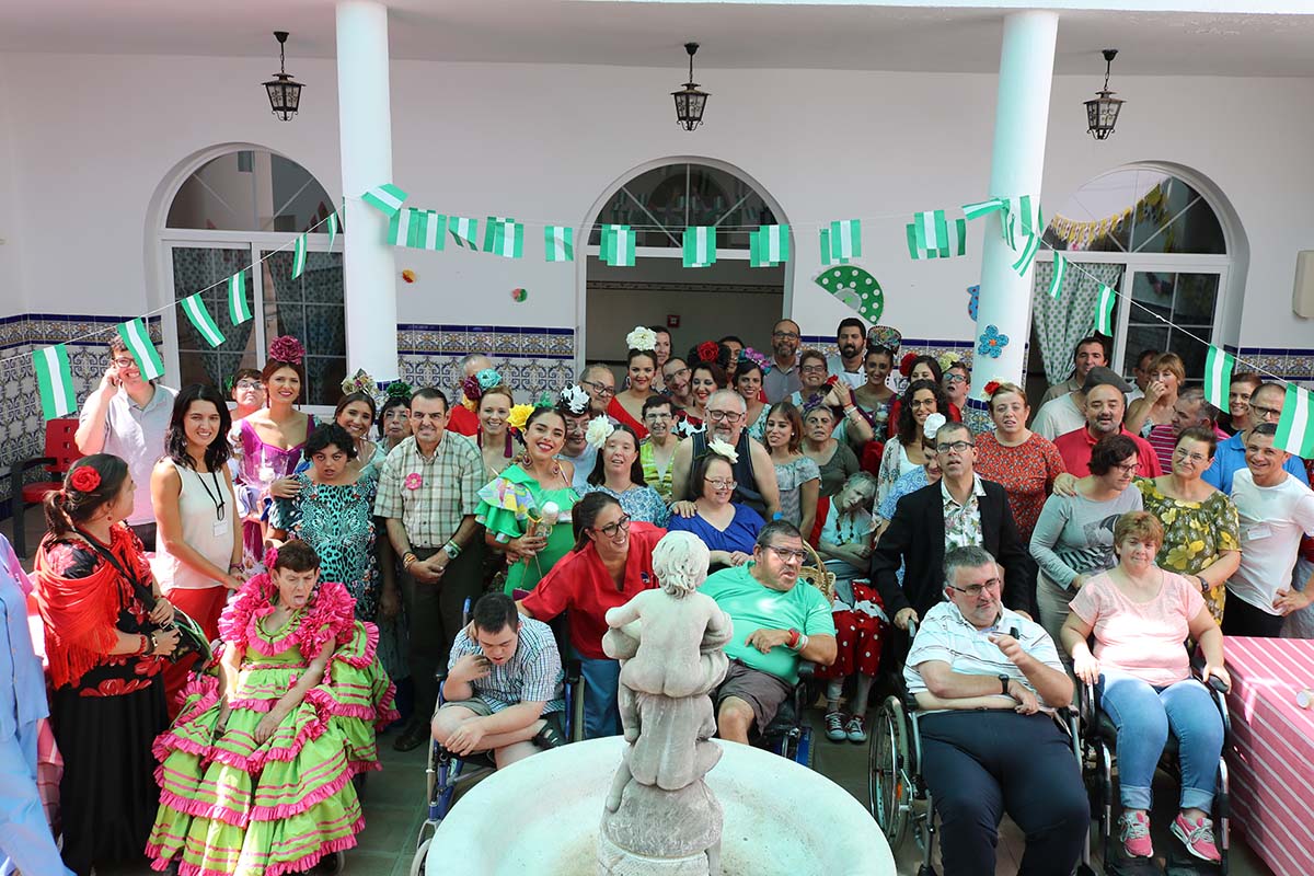 Las Damas Goyescas junto a usuarios y trabajadores de Asprodisis.